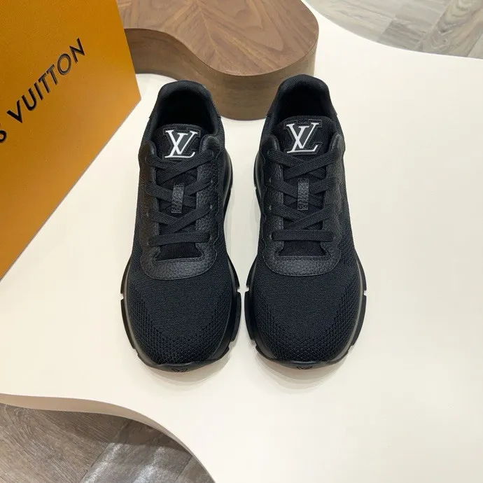 💰 640LV latest sports shoes! Select high-quality Monogram fly-knit fabric and have a square logo on the upper, highlighting the fashion of the 2025 men's series. The high-end and elegant upper made of absorbent film material collides with the dynamic ultra-light sole for texture, and the Louis Vuitton logo embellishes the back and outsole of the shoe.    SIZE 39-44 (38, 46 customized)
